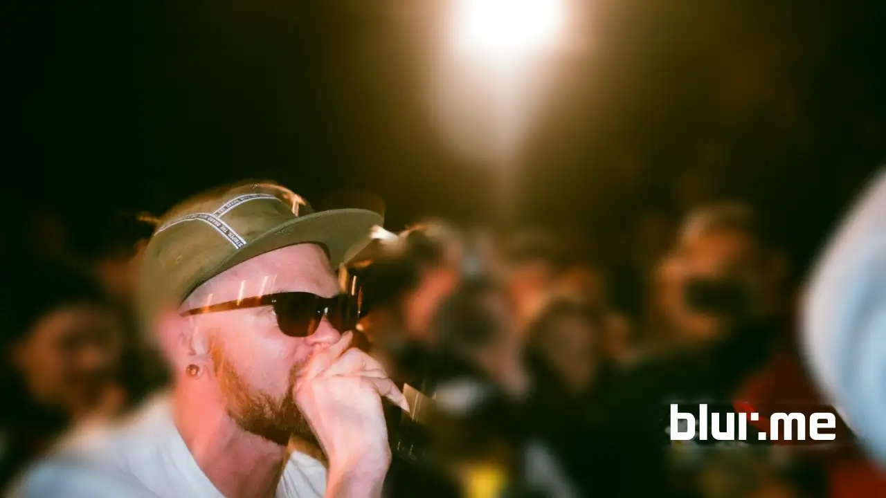 Blur video background online for free using BlurMe