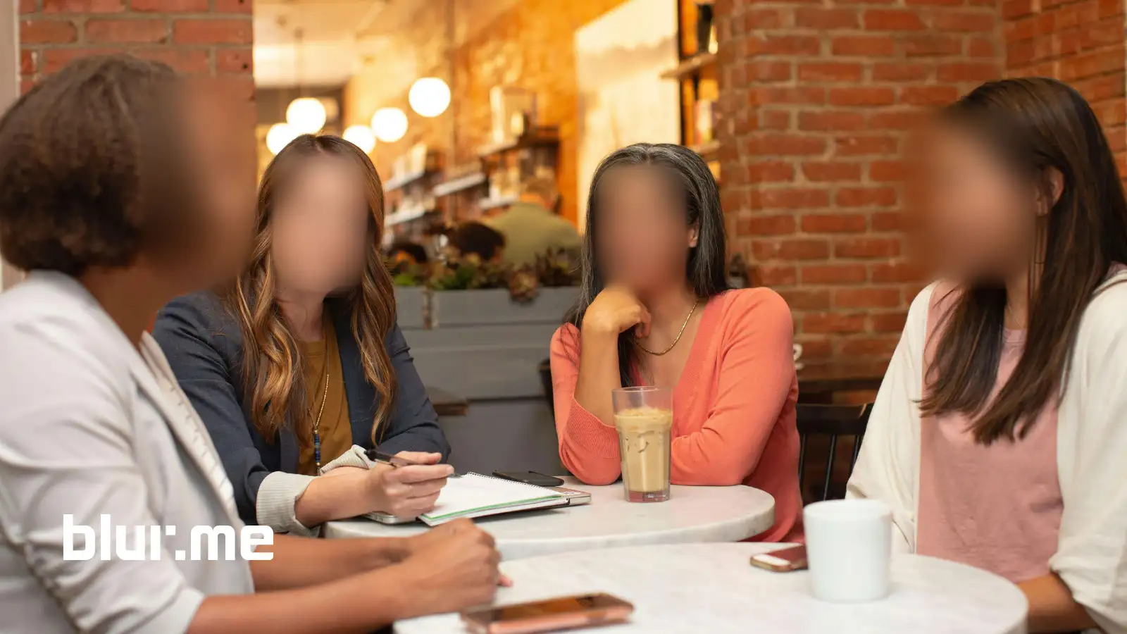 BlurMe로 이미지를 온라인에서 흐리게 하기, 사진의 일부분에 흐림 효과를 적용하기 전과 후를 보여줌.