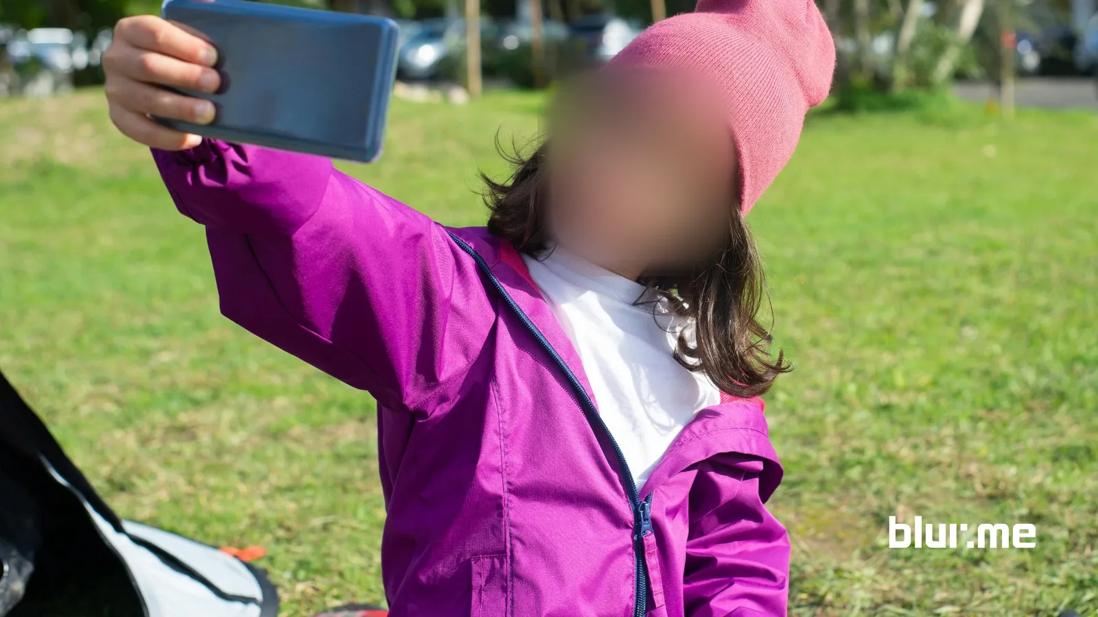 Difumina rostros en fotos con el difuminador de rostros de BlurMe AI que muestra el efecto de difuminado de rostro.