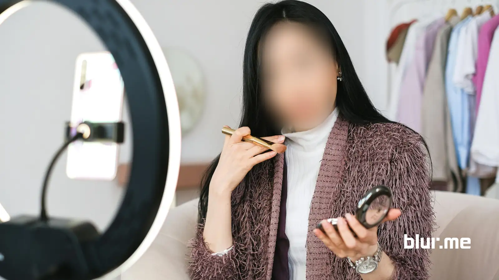 Volti sfocati in una foto e video utilizzando uno strumento di sfocatura facciale AI per la privacy sui social media